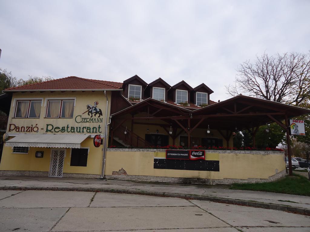 Hotel Czermann Panzió és Étterem à Oroszlány Extérieur photo