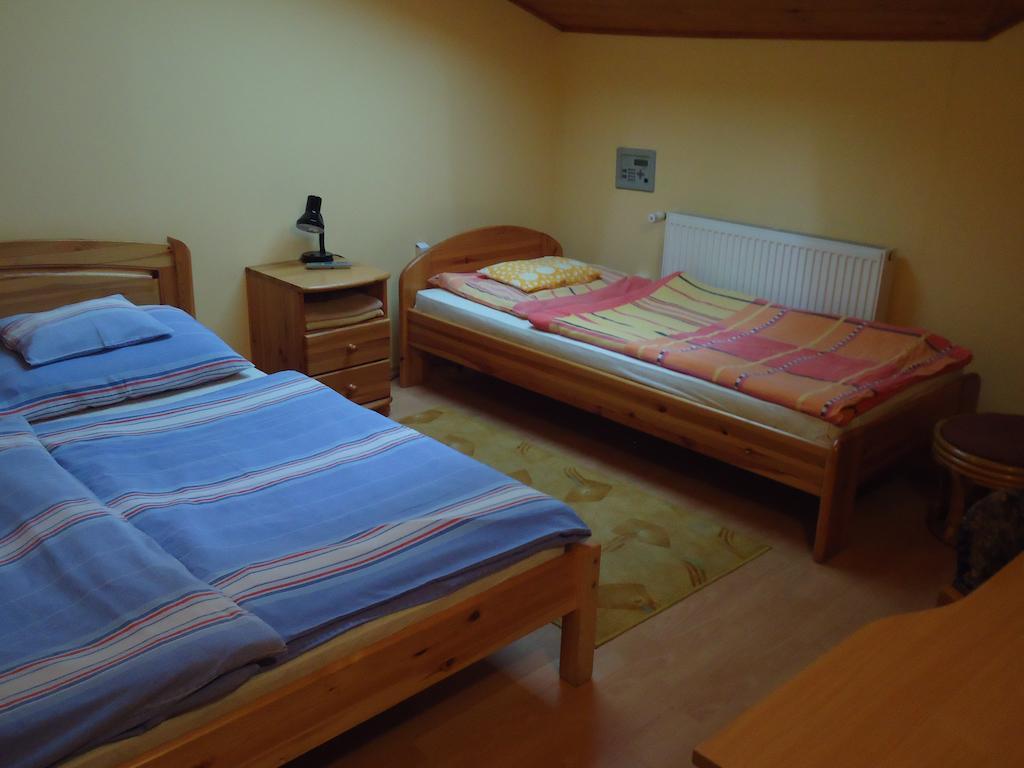 Hotel Czermann Panzió és Étterem à Oroszlány Chambre photo