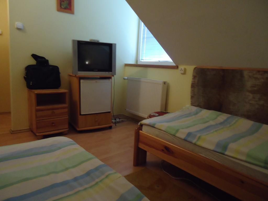 Hotel Czermann Panzió és Étterem à Oroszlány Chambre photo