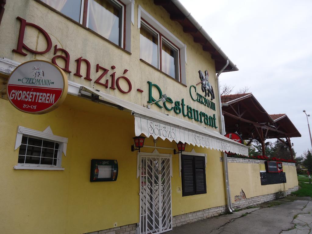 Hotel Czermann Panzió és Étterem à Oroszlány Extérieur photo