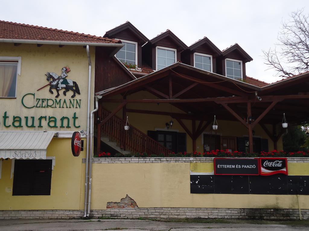 Hotel Czermann Panzió és Étterem à Oroszlány Extérieur photo