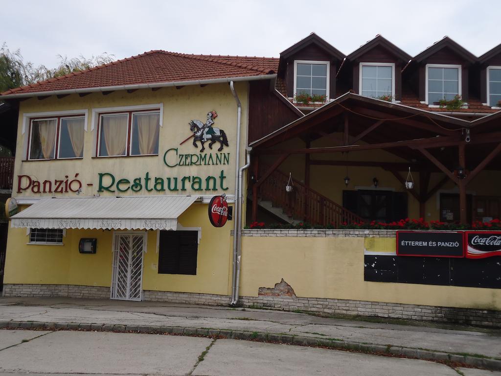 Hotel Czermann Panzió és Étterem à Oroszlány Extérieur photo
