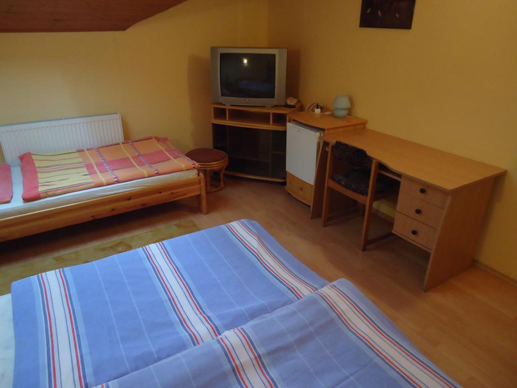 Hotel Czermann Panzió és Étterem à Oroszlány Chambre photo