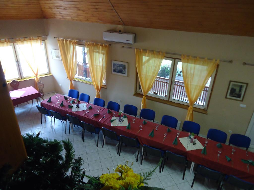 Hotel Czermann Panzió és Étterem à Oroszlány Extérieur photo