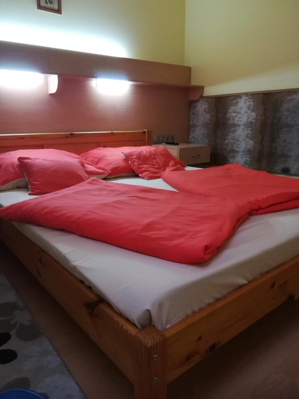 Hotel Czermann Panzió és Étterem à Oroszlány Extérieur photo